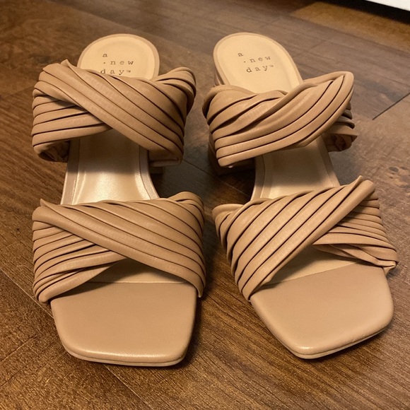 Tan block heel - Picture 4 of 5